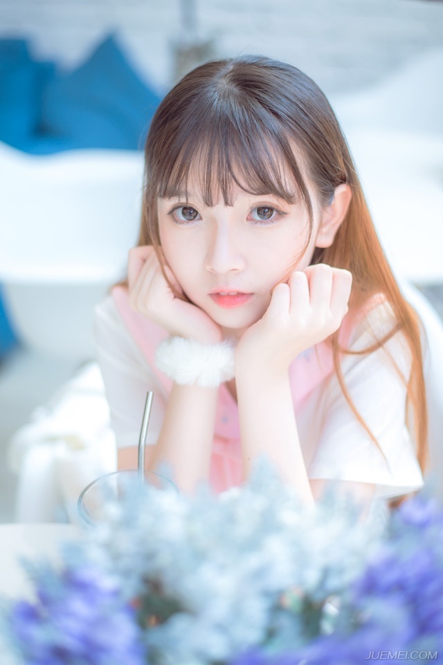 “夫人，有事？”刘璝回头，看着这个曾经名满蜀中的美人，如今却已经成了自己的妻子，成了自己孩子的娘亲，当初不知道羡煞多少蜀中俊杰，每每想到这里，刘璝就一阵自豪。